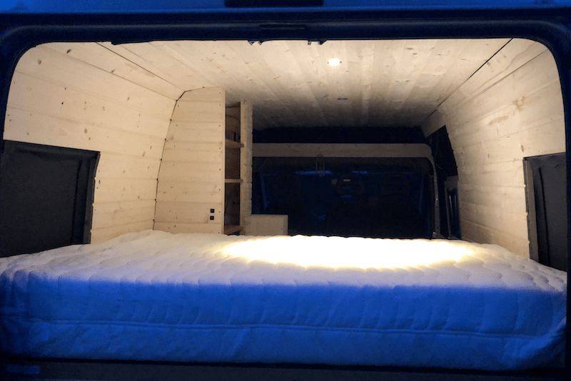 Bett im Fiat Ducato – quer schlafen im Van